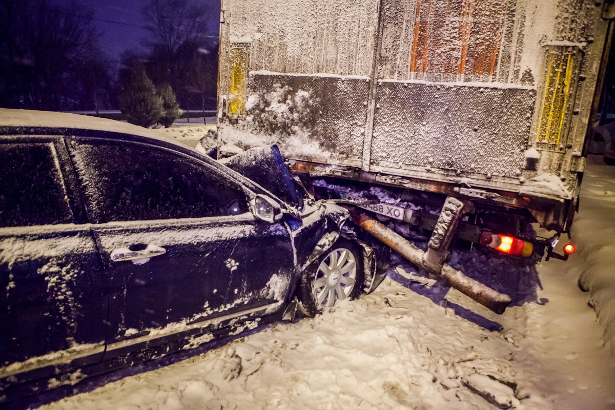 Фура стояла припаркованная возле обочины
