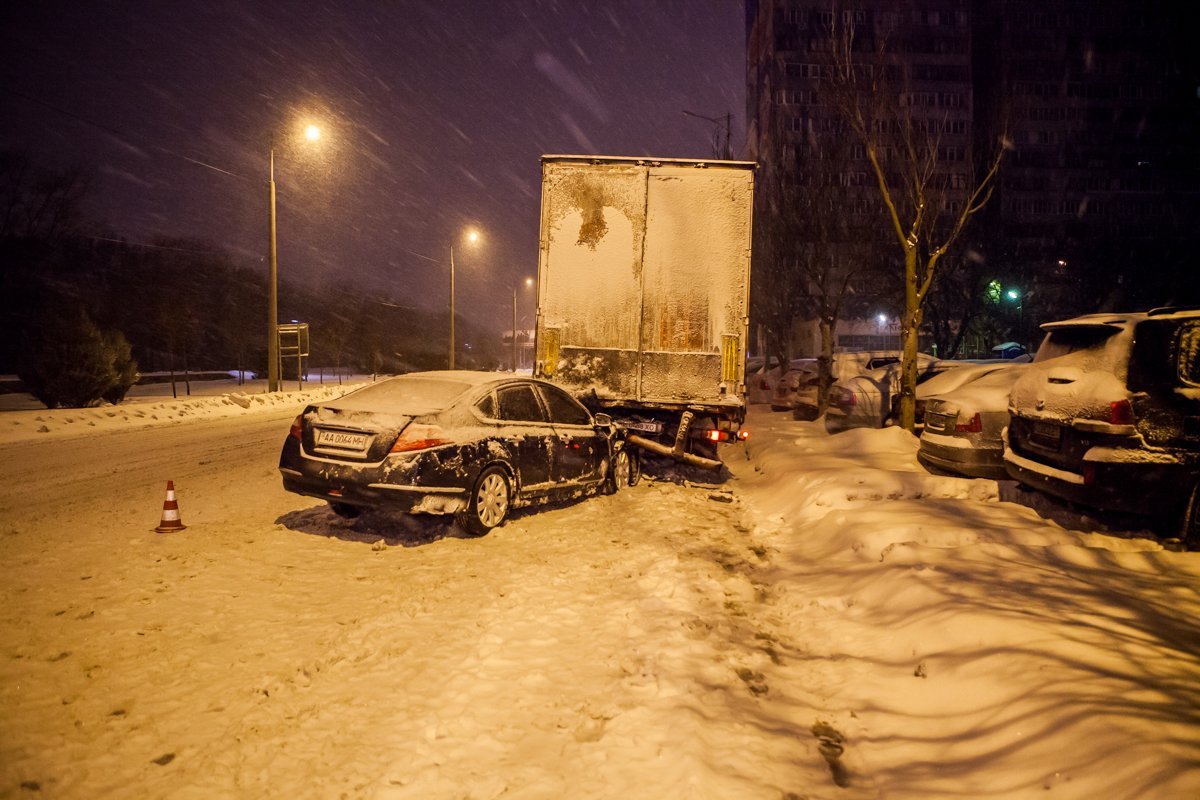 Nissan двигался по улице Маршала Малиновского в сторону Нового моста