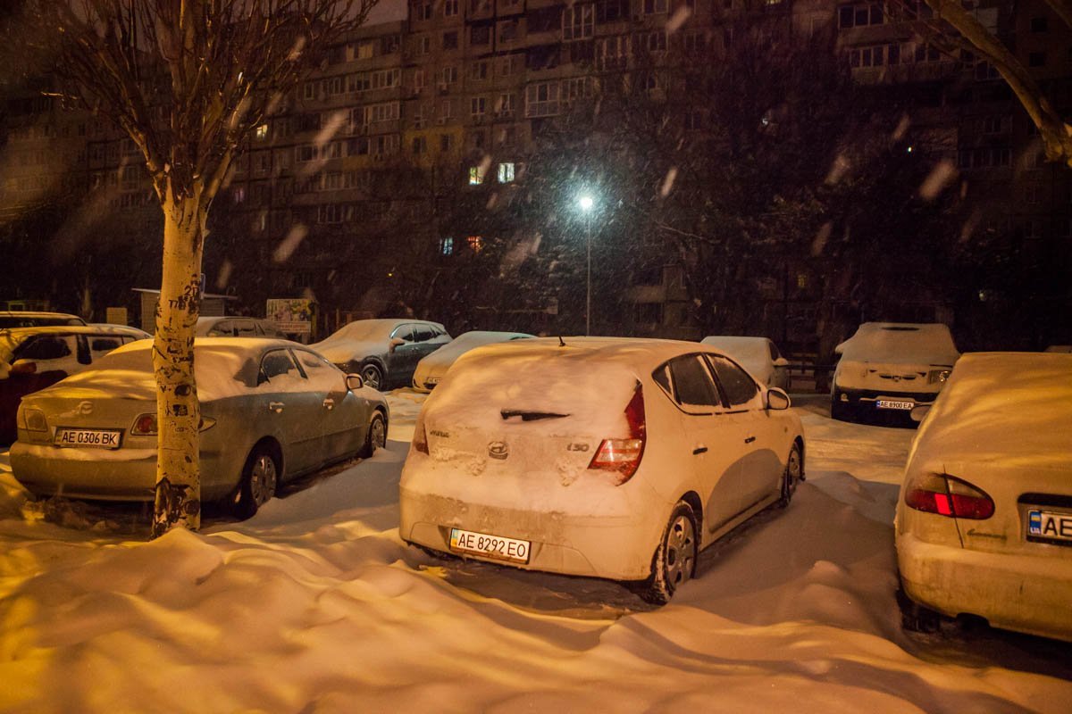 Всю ночь снег шел не прекращаясь