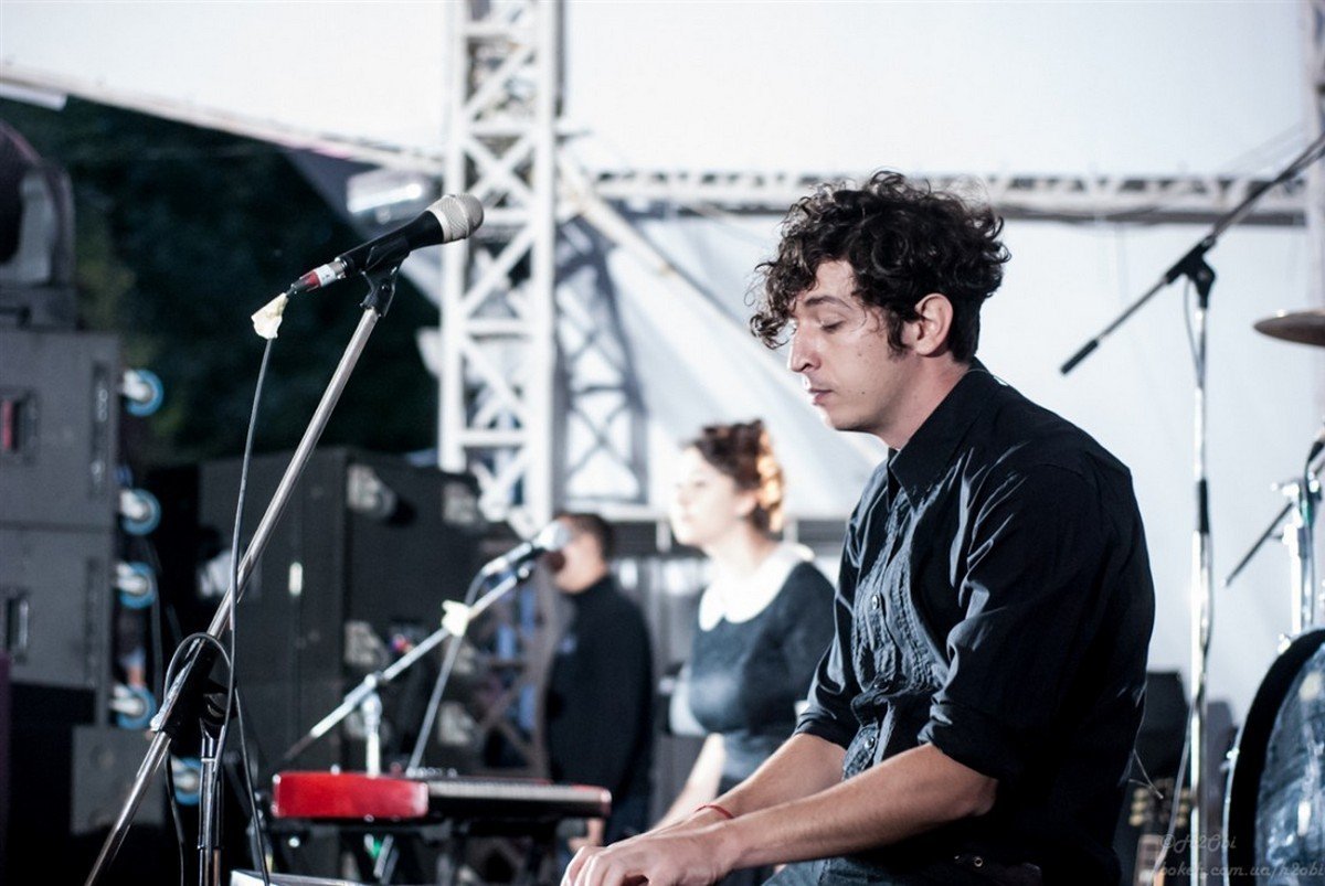 Уже слишком взрослый для квартирника, но пока еще слишком юный для творческого вечера