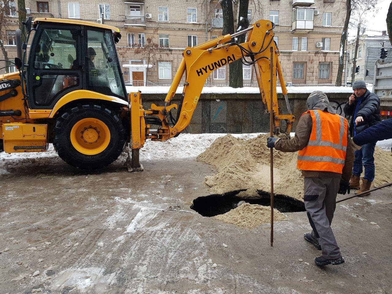 Первую яму засыпали, но образовалась вторая