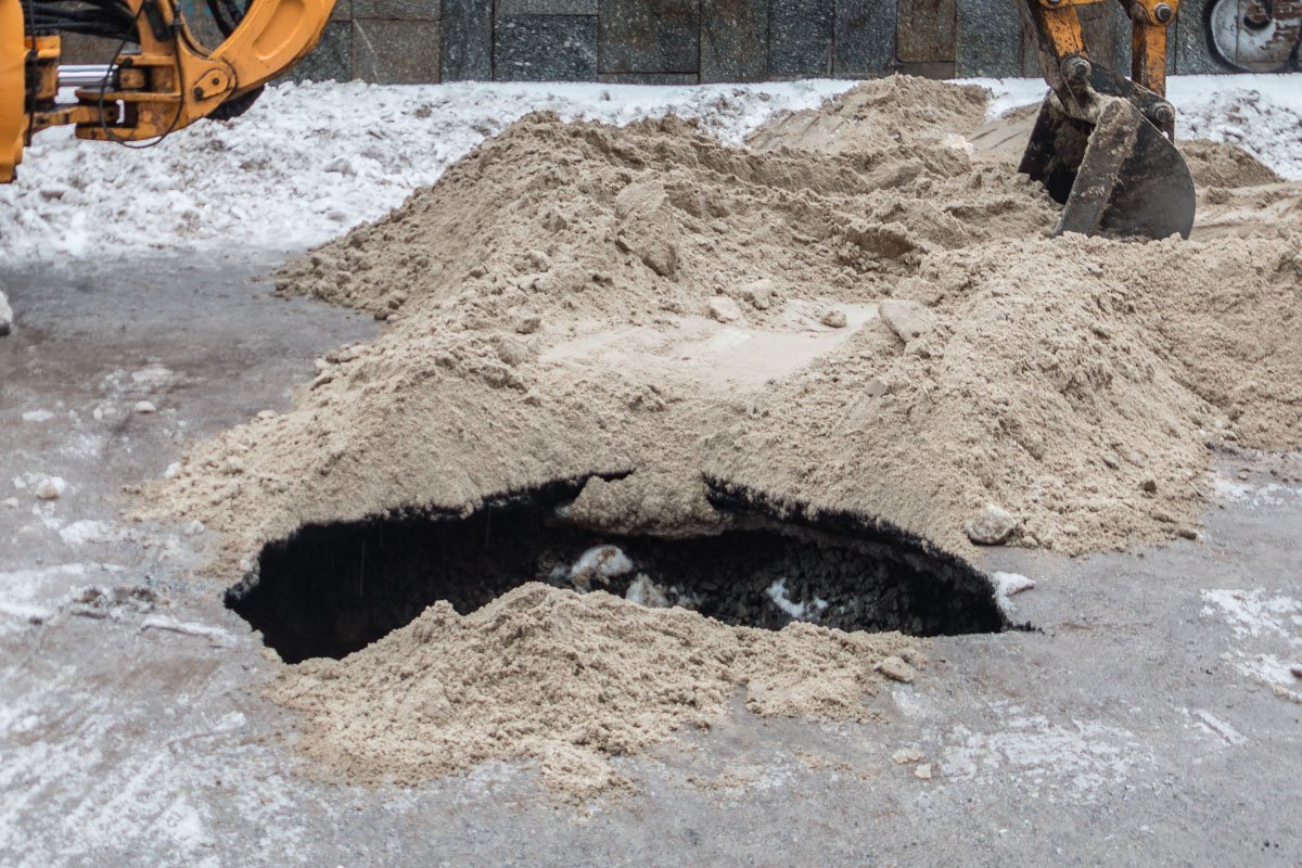 Яму засыпают песком