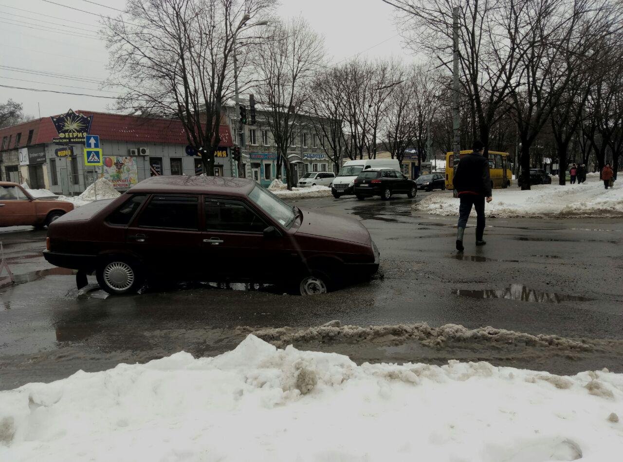 Автомобиль провалился в яму