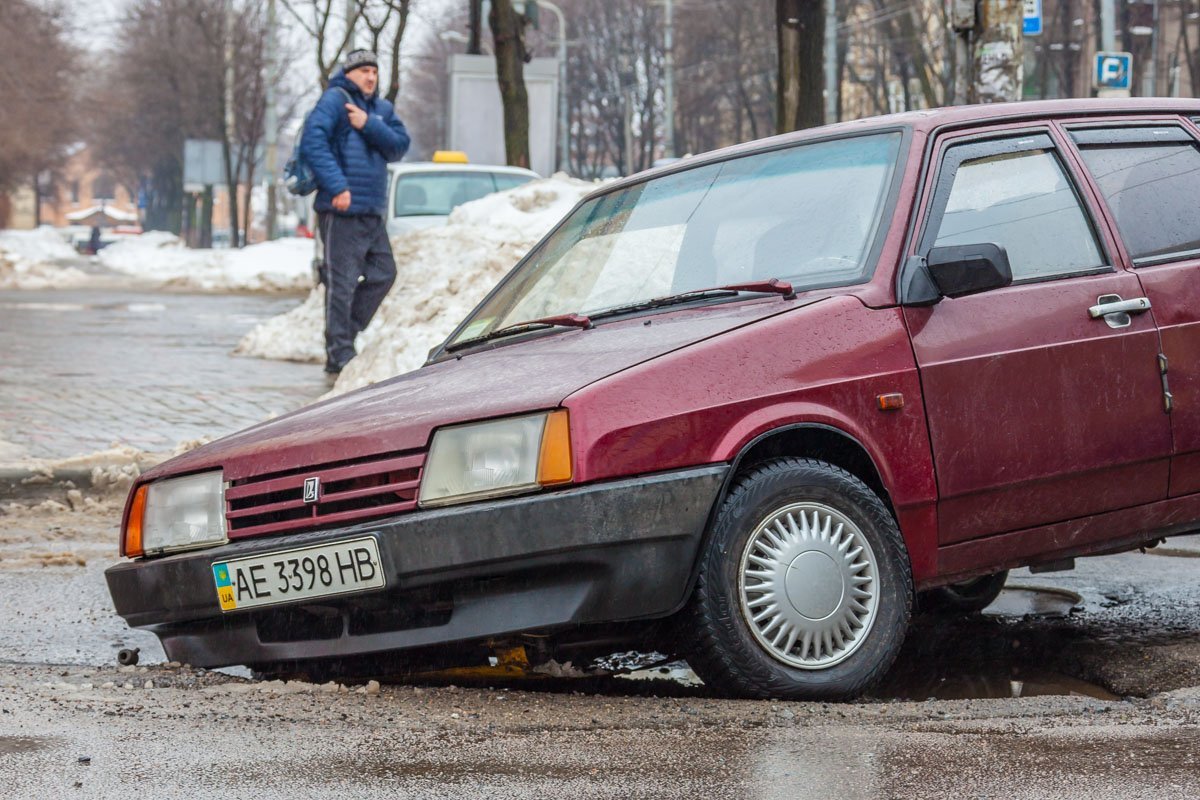Водитель пропускал пешеходов и угодил в яму