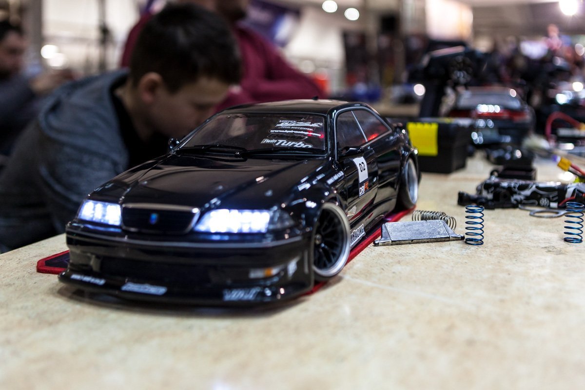 В гонках принимали участие уменьшенные копии реальных авто В гонках принимали участие уменьшенные копии реальных авто