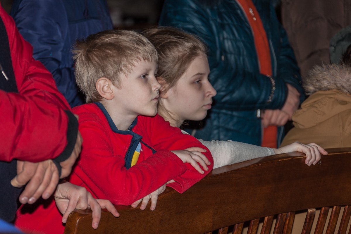 Юные гонщики следят за процессом  Юные гонщики следят за процессом