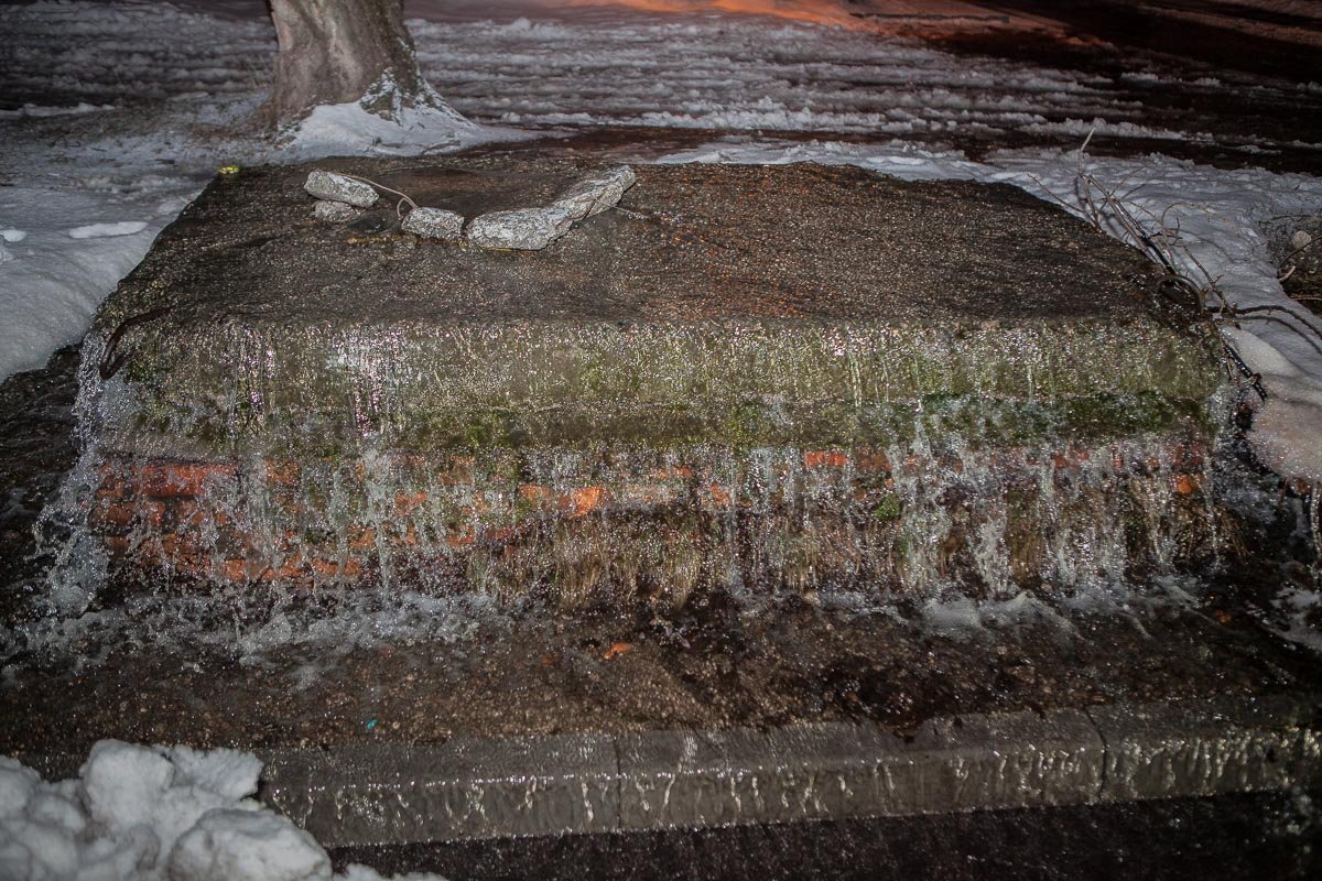 На Красном Камне прорвало трубу На Красном Камне прорвало трубу