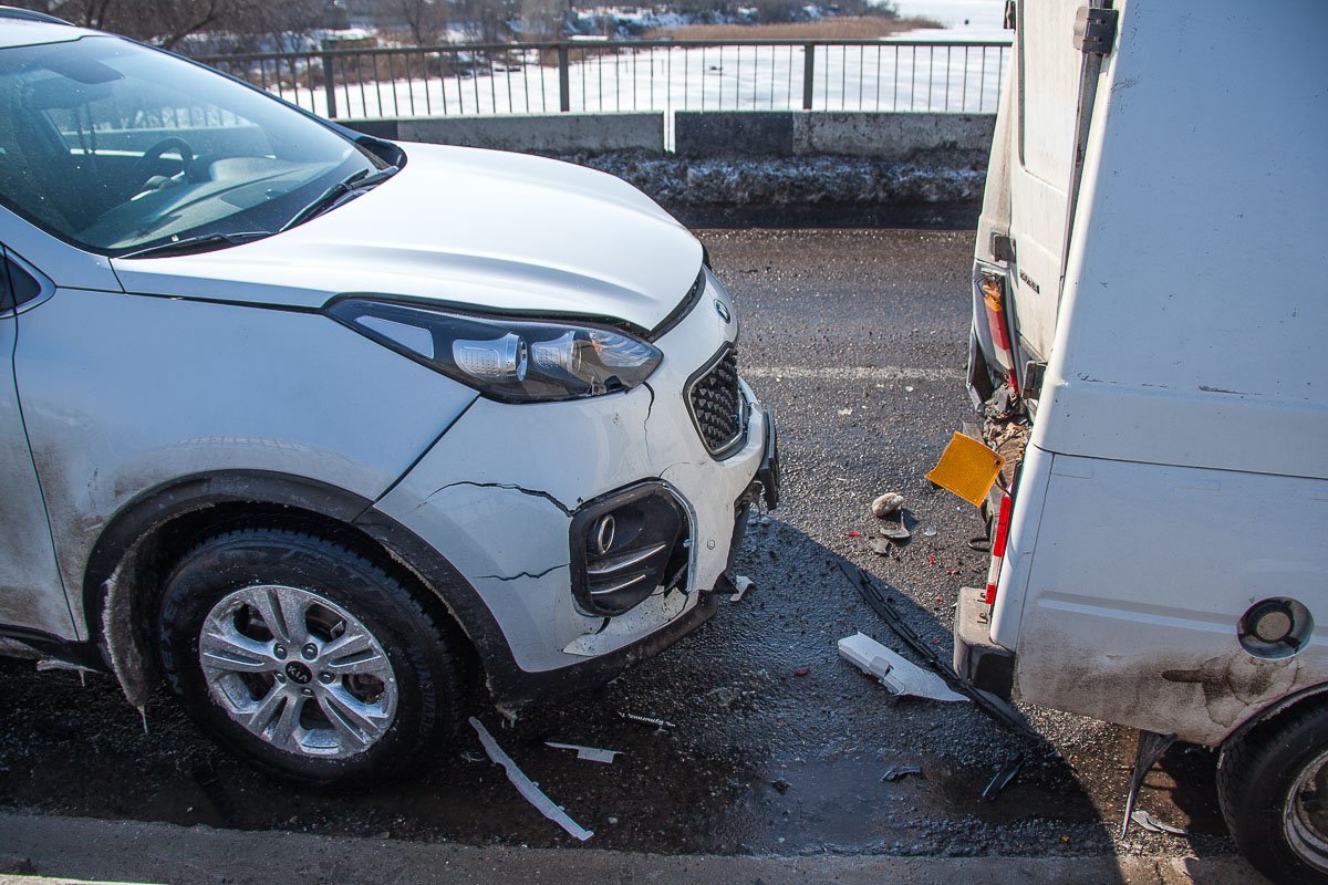 У Kia треснул бампер У Kia треснул бампер