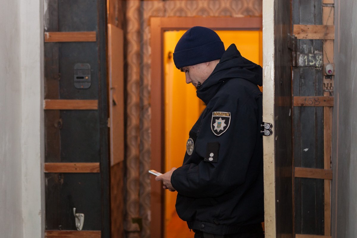 На месте происшествия работает полиция На месте происшествия работает полиция