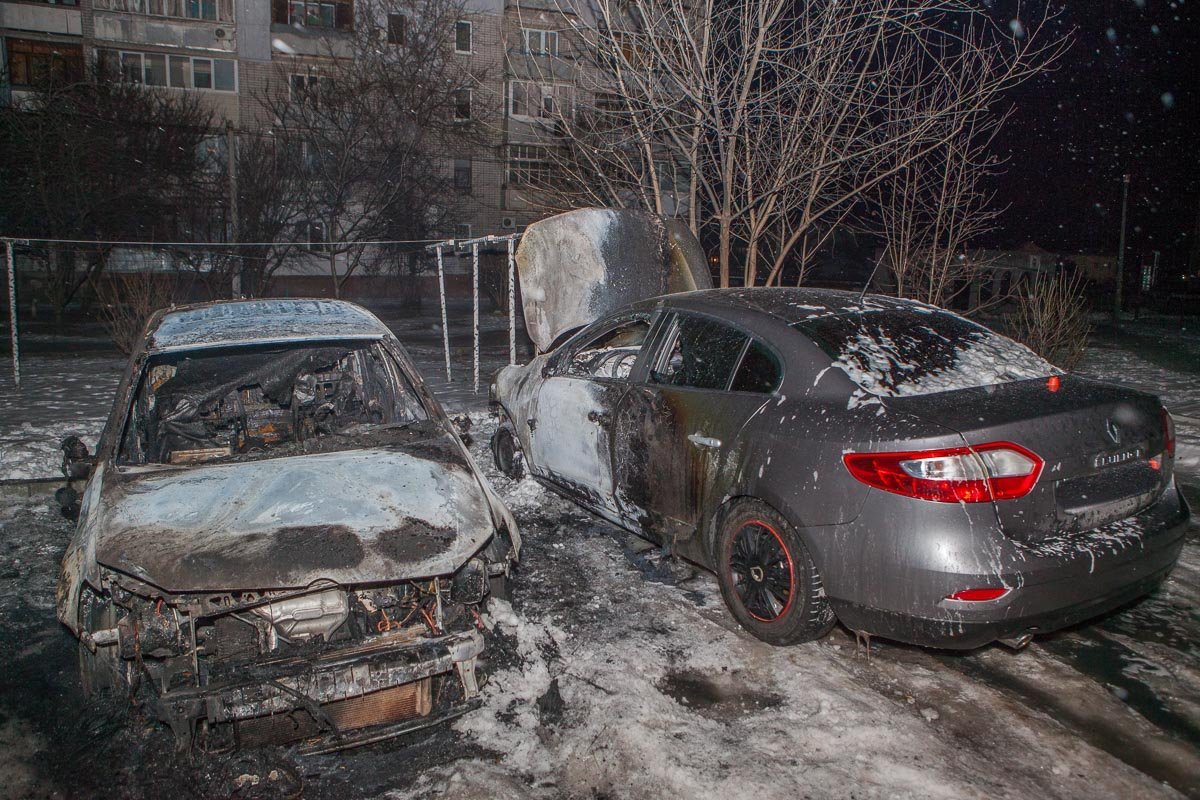 5 марта на линию 101 поступило сообщение о двух горящих автомобилях 5 марта на линию 101 поступило сообщение о двух горящих автомобилях