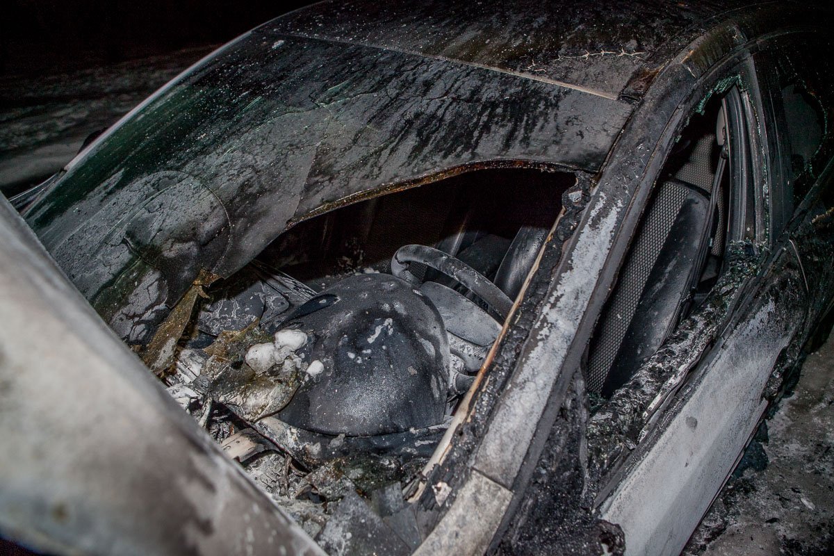 Салон Renault уцелел после пожара Салон Renault уцелел после пожара