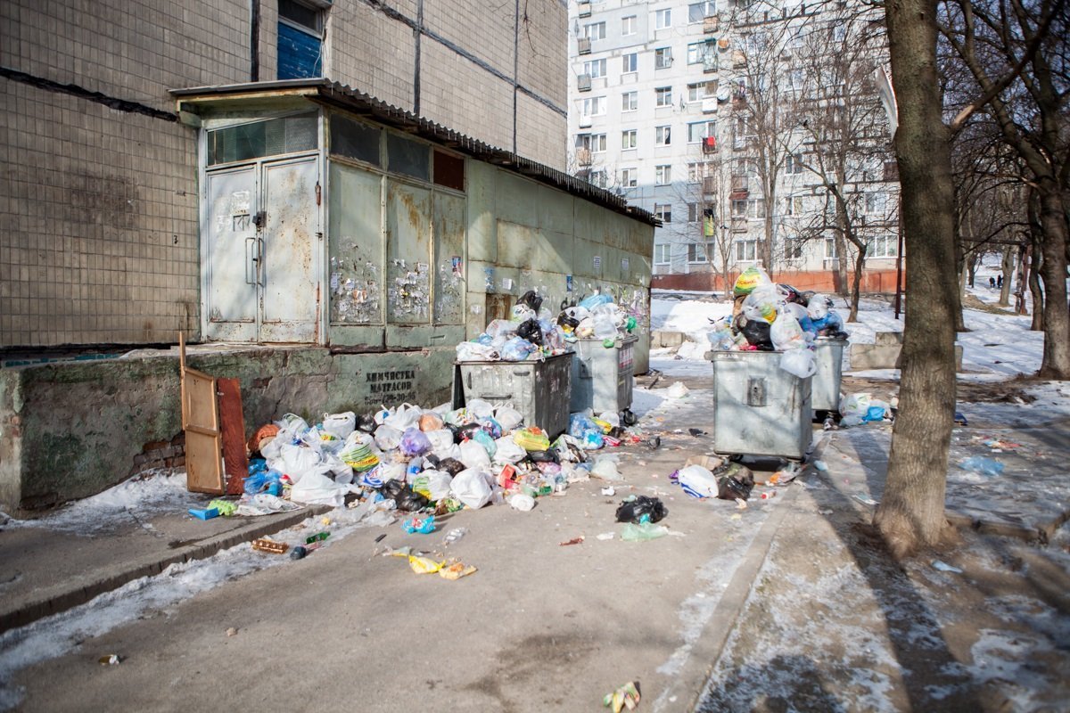 Возле дома №19 стоят четыре бака и все четыре - переполнены