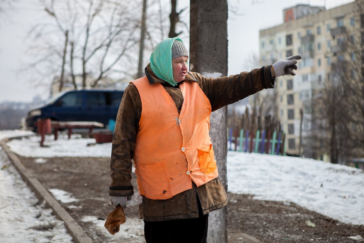 Дворникам приходится изо дня в день собираться разбросанный мусор
