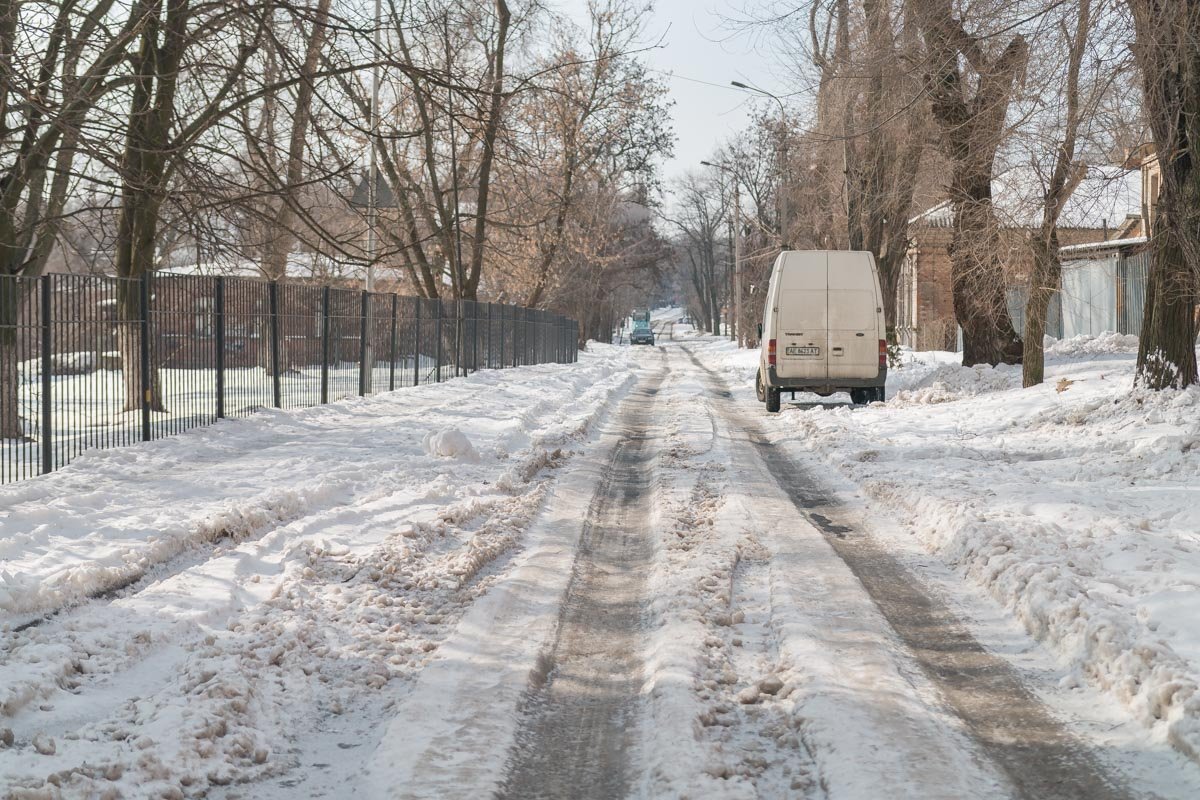 Забавно, что от снега расчищена лишь половина улицы Бригадной Забавно, что от снега расчищена лишь половина улицы Бригадной