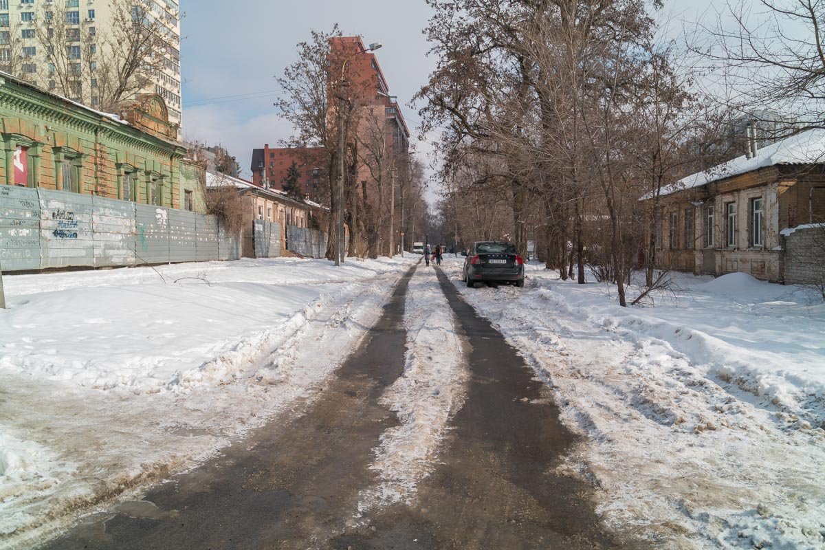 Асфальт виден благодаря неоднократному проезду автомобилей Асфальт виден благодаря неоднократному проезду автомобилей
