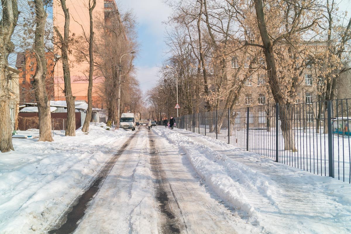 Тротуар старательно скрыт от глаз жителей города  Тротуар старательно скрыт от глаз жителей города