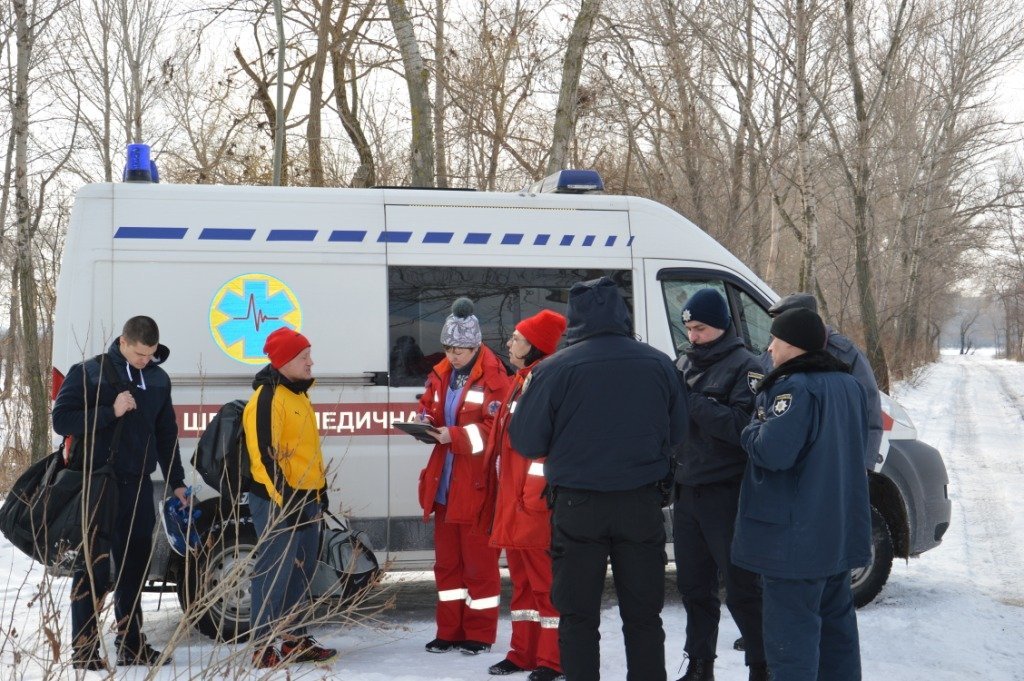 Мужчина нырнул в прорубь, однако его подхватило течение и затянуло под лед Мужчина нырнул в прорубь, однако его подхватило течение и затянуло под лед