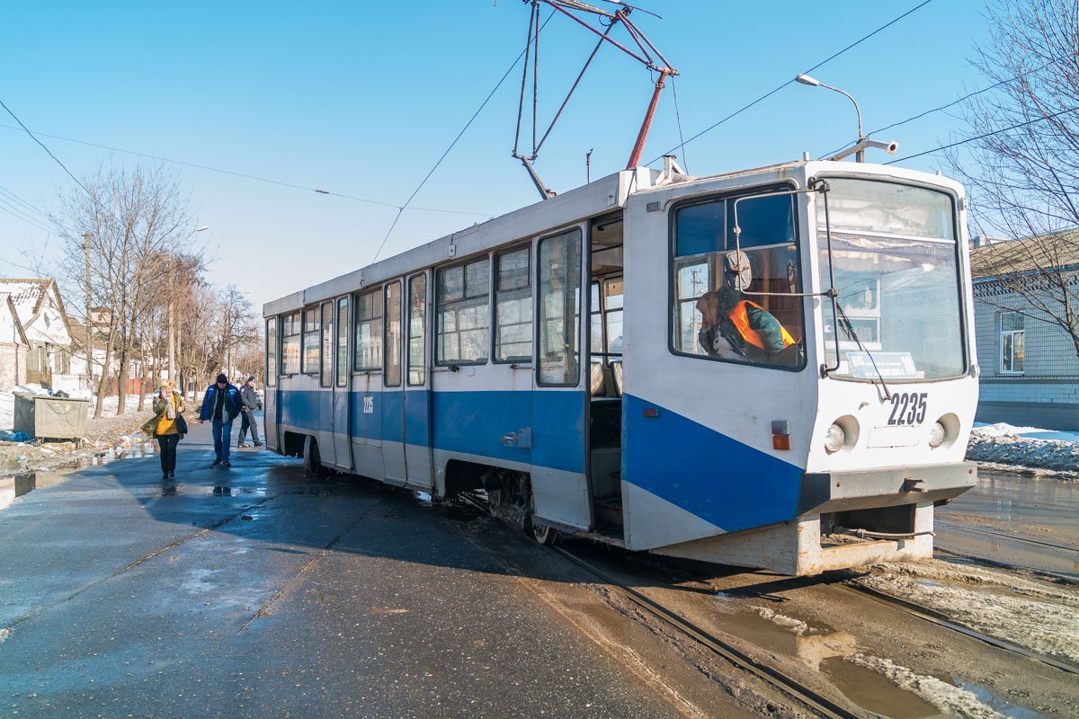 На проспекте Свободы трамвай №18 сошел с рельсов На проспекте Свободы трамвай №18 сошел с рельсов