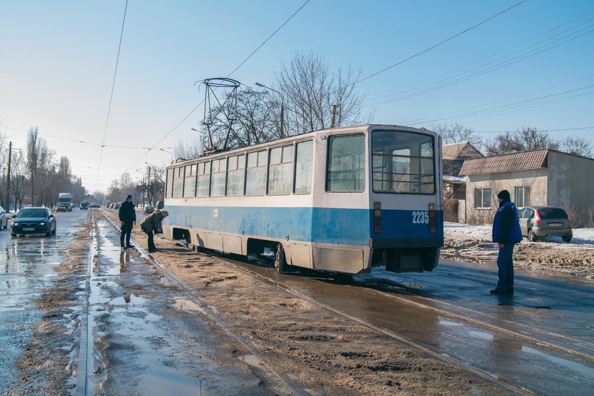 Во время движения с рельсов сошла вторая тележка вагона трамвая Во время движения с рельсов сошла вторая тележка вагона трамвая