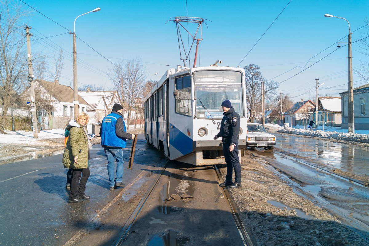 На месте аварии работают сотрудники патрульной полиции На месте аварии работают сотрудники патрульной полиции