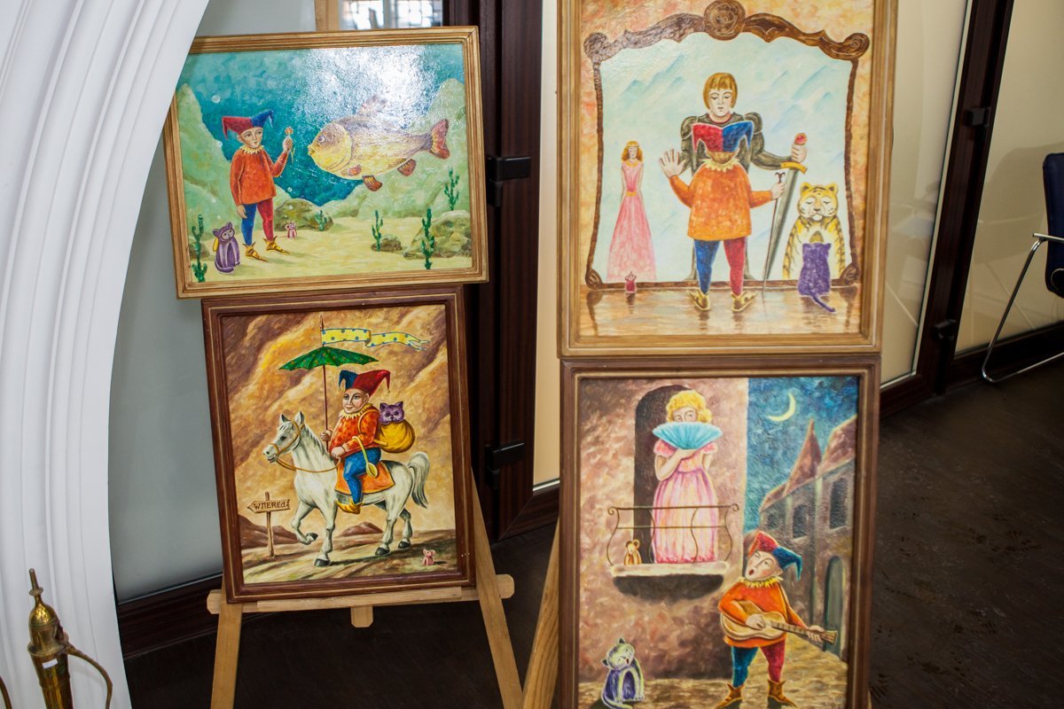 На барахолке были представлены картины