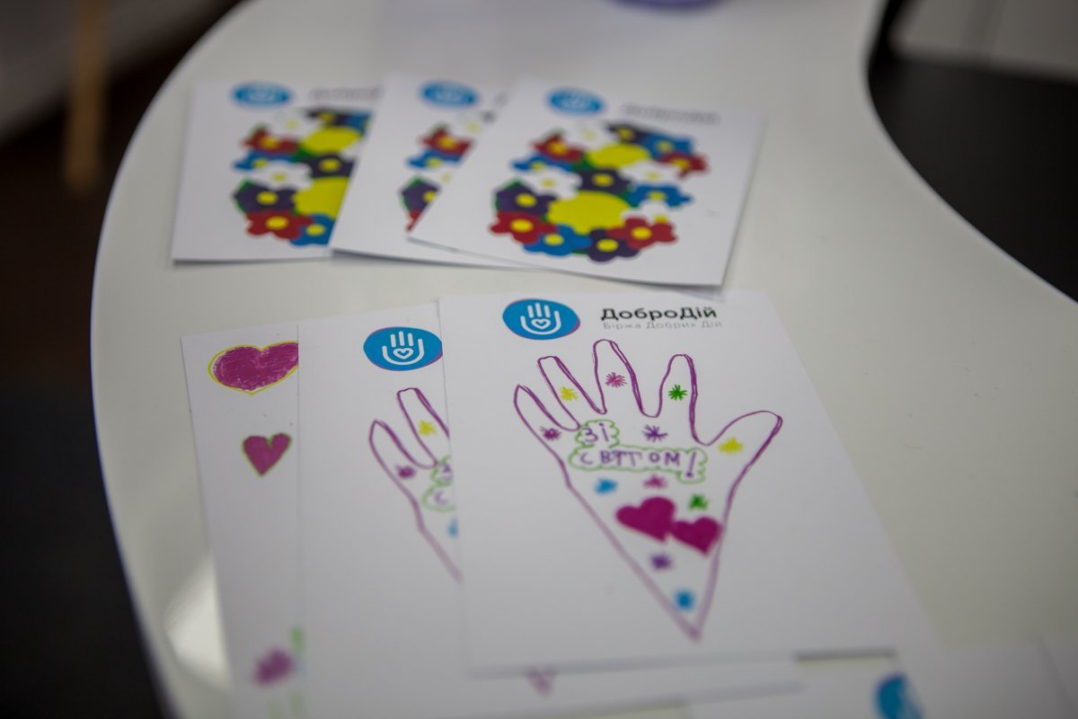 Открытки к 8 Марта, сделанные руками детей, для которых собирают средства