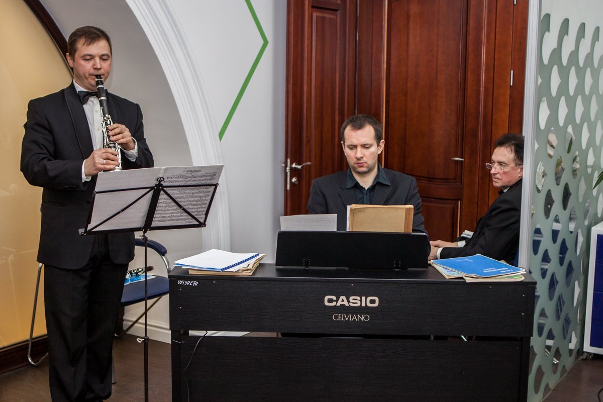 На выставке чувствуется настоящая весна, звучат красивейшая флейта, кларнет и вокал