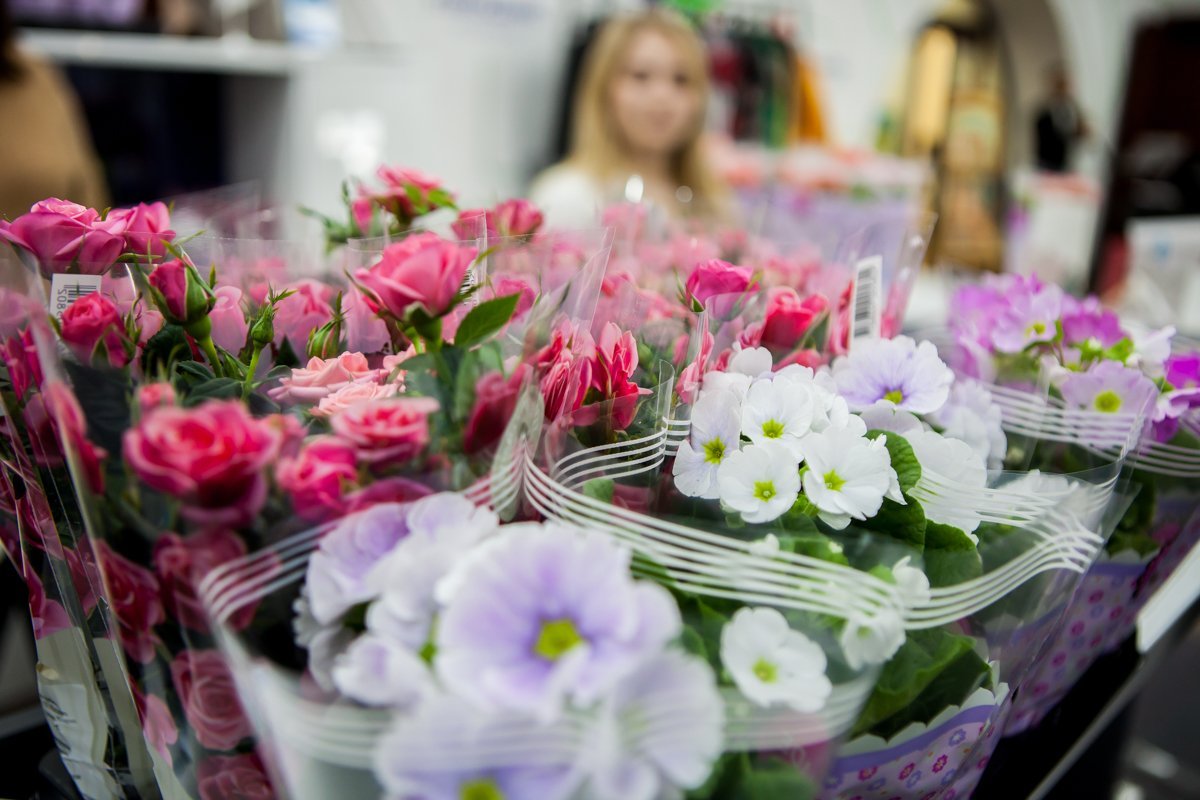 На выставке можно было также приобрести цветы к 8 Марта