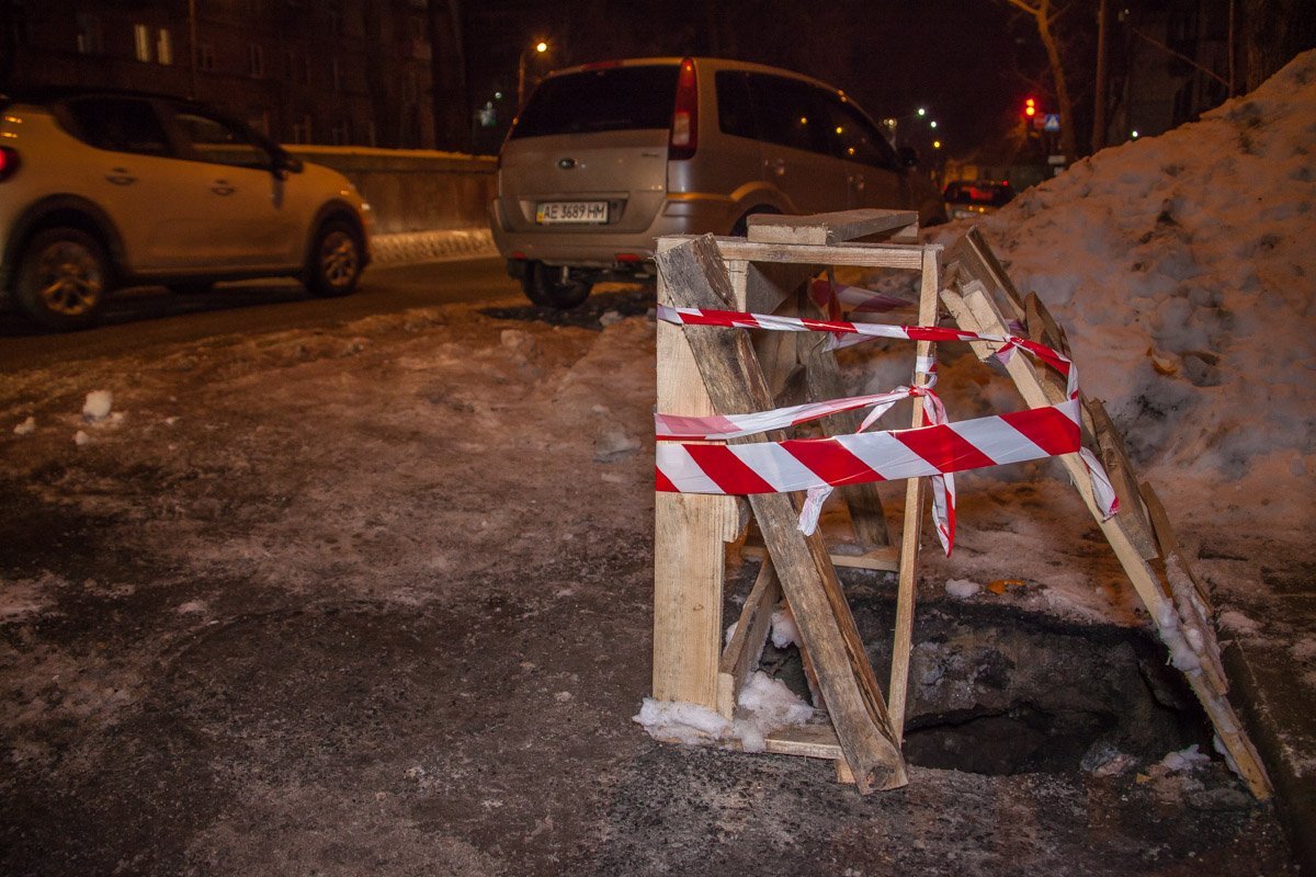 На этот раз яма появилась на обочине дороги