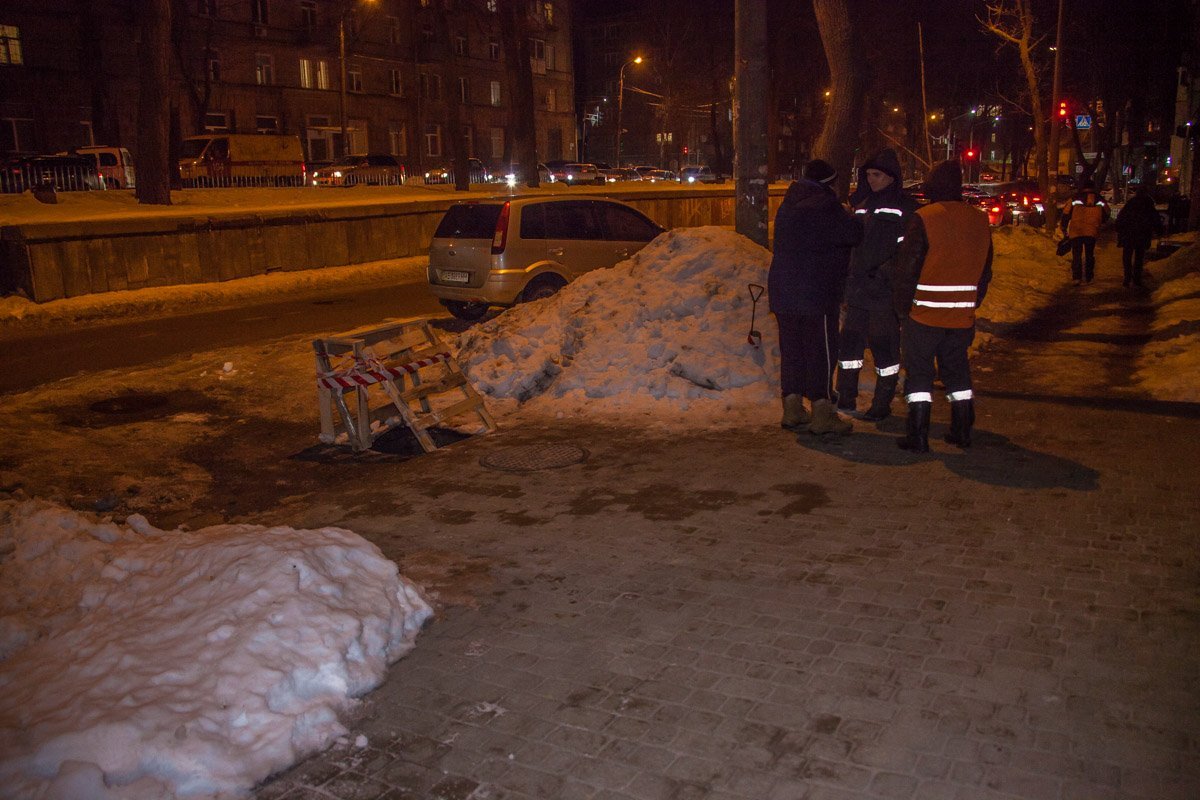 Предварительно, обвал произошел под колесами автомобиля Lexus