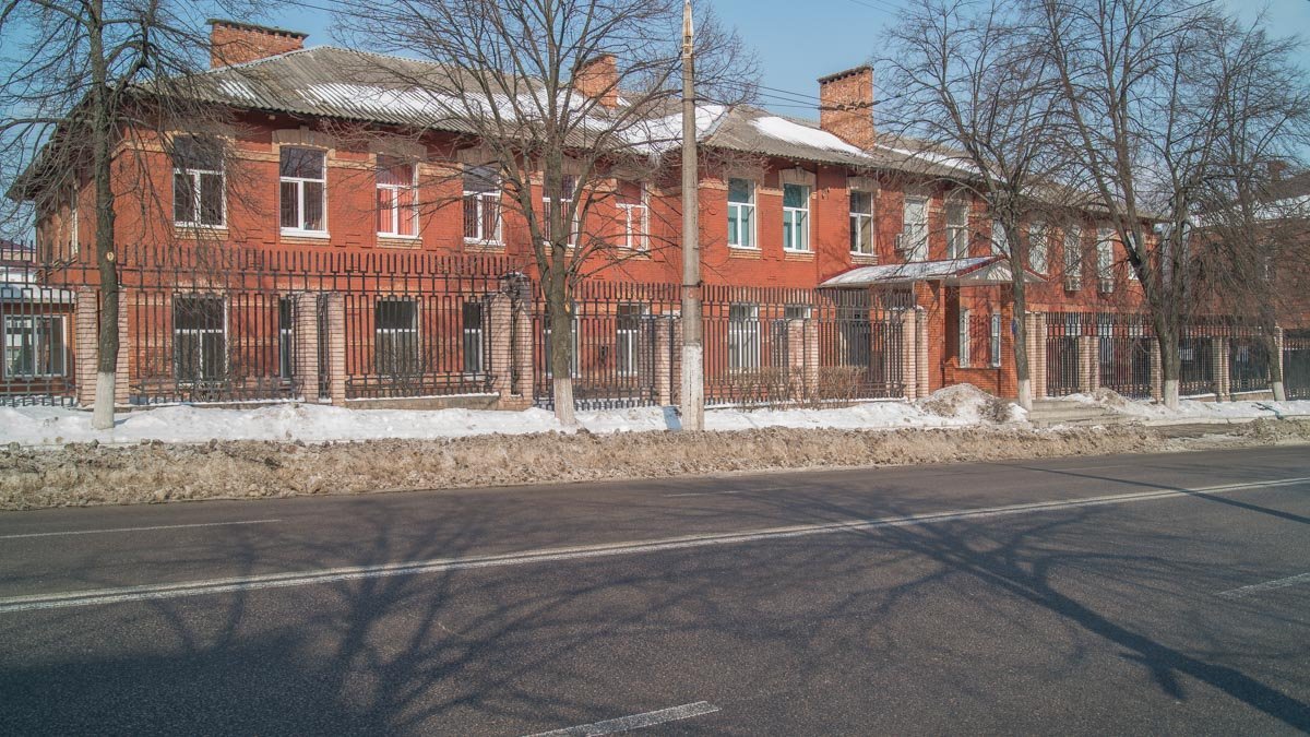 Вдоль дороги расположился 8-й корпус ДГУВД