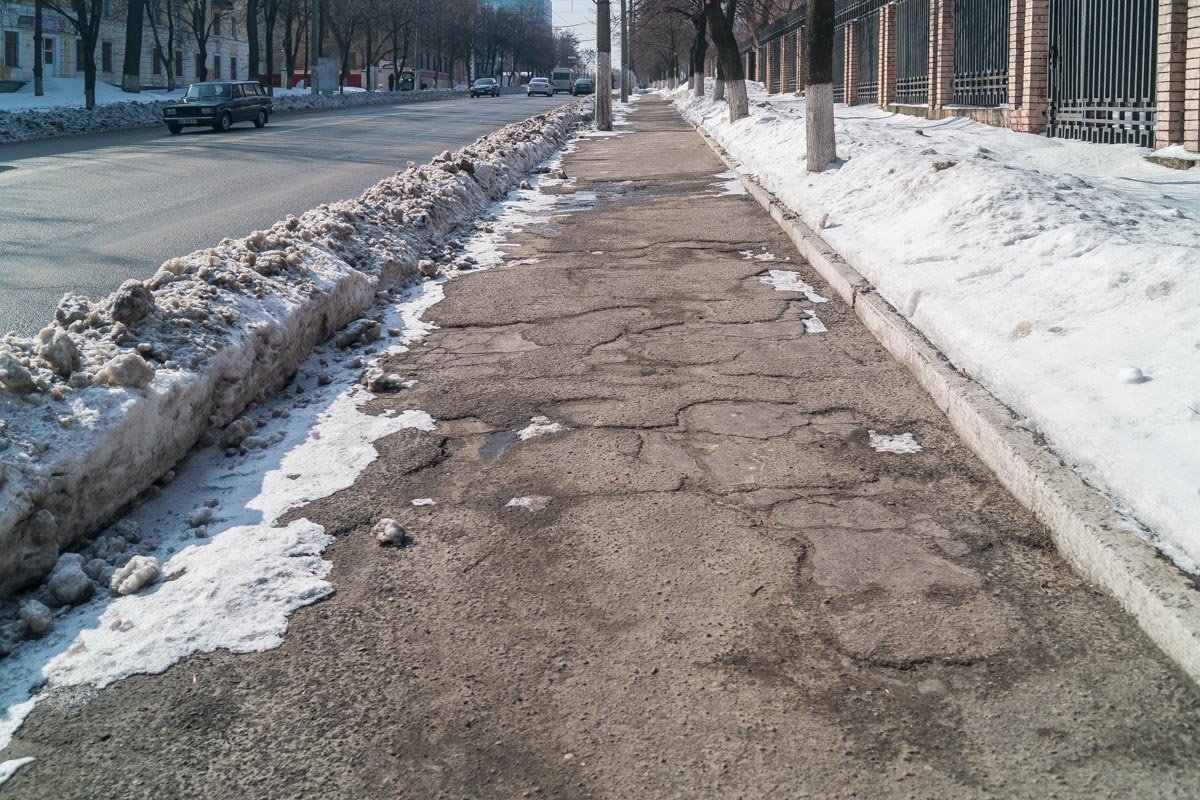 Тротуар будто пережил 4-дневную бомбардировку