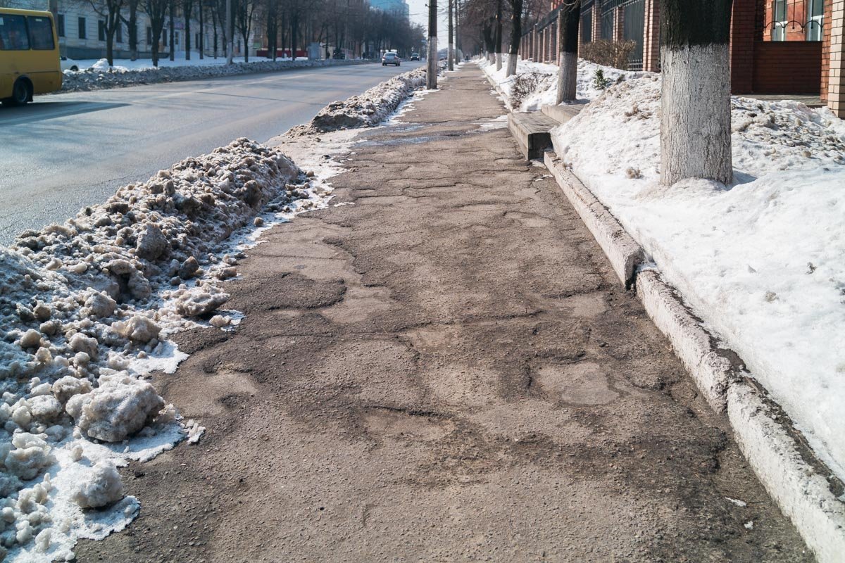 Не видно что деньги, потраченные но ремонт тротуара, сюда были вложены