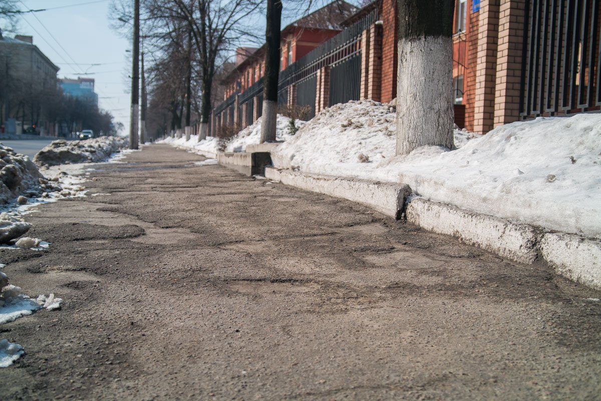 Бордюрный камень "свежий", но никак не спасает общую картину для пешеходов