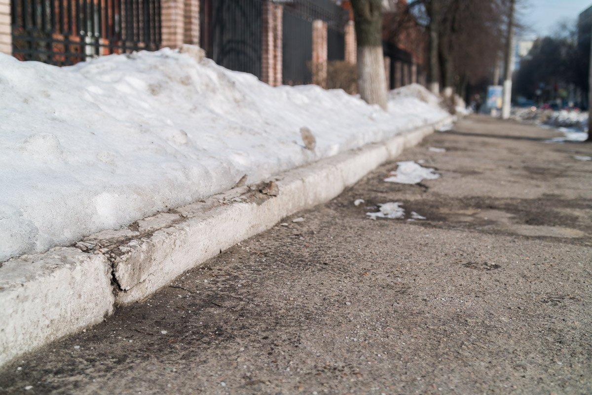 Тротуар явно не рад любительницам обуви на каблуке