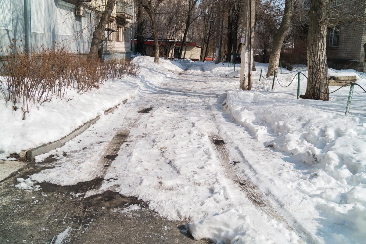 На въезде во двор виден "свежий" асфальт