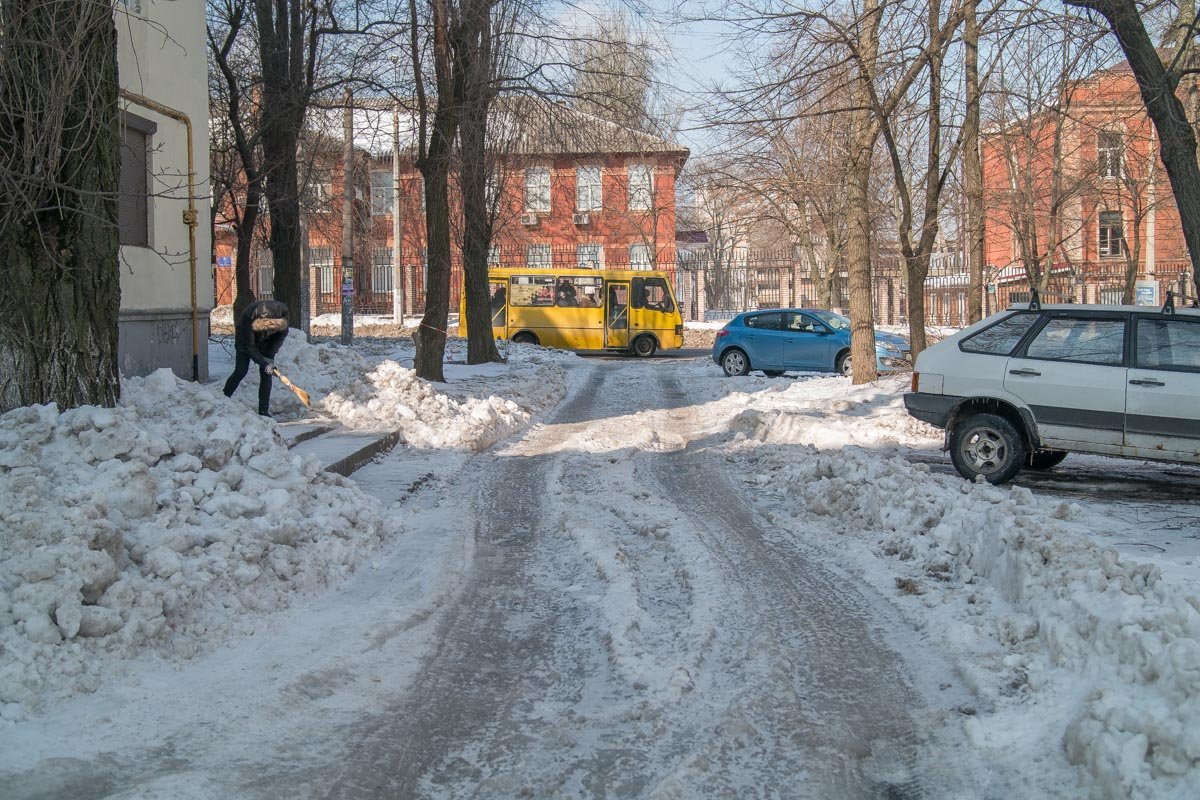 По идее, с окончательным приходом весны пешеходы будут наблюдать здесь ровную дорогу
