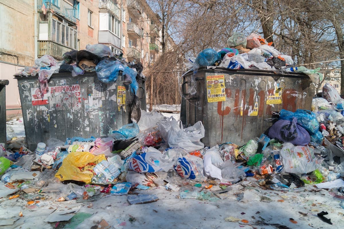 По словам жителей, мусор не вывозили на протяжении многих дней
