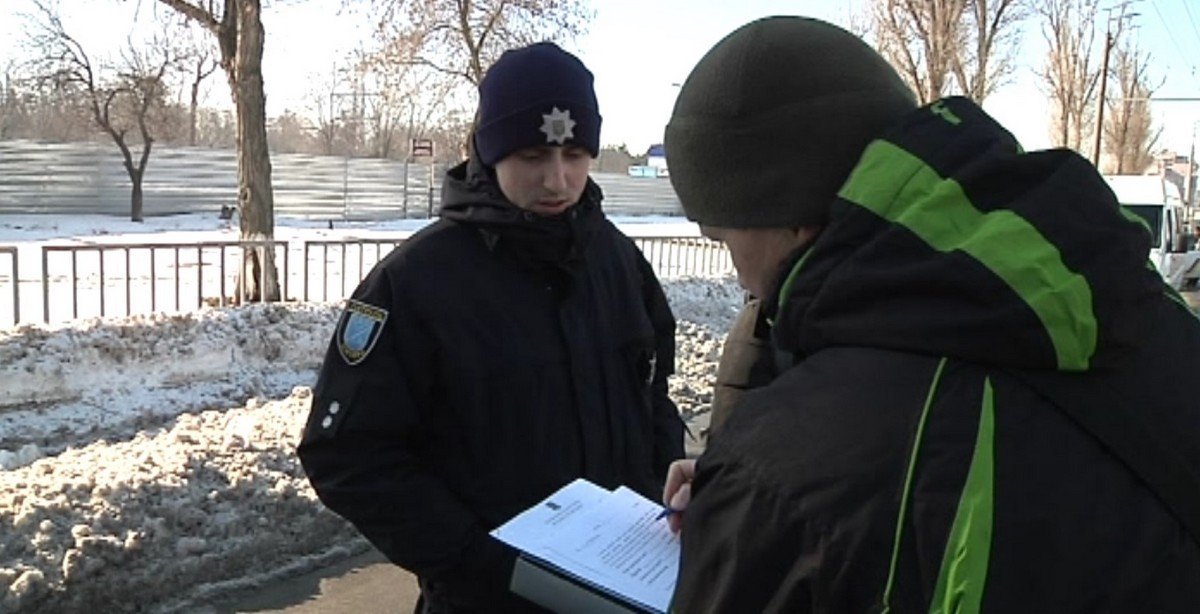 Один водитель получил штраф в размере 170 гривен за то, что перевозил пассажиров стоя Один водитель получил штраф в размере 170 гривен за то, что перевозил пассажиров стоя