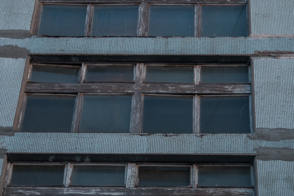 Мужчина повесился между 8-м и 9-м этажом