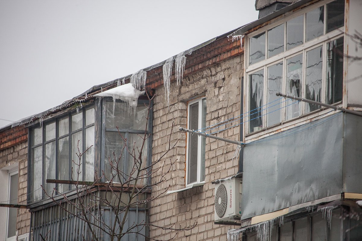 На крышах домов появляются сосульки На крышах домов появляются сосульки