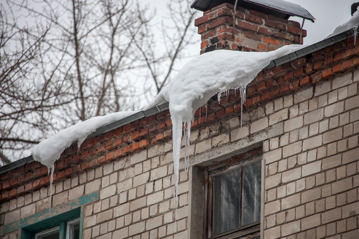 Сосульки представляют собой потенциальную угрозу Сосульки представляют собой потенциальную угрозу