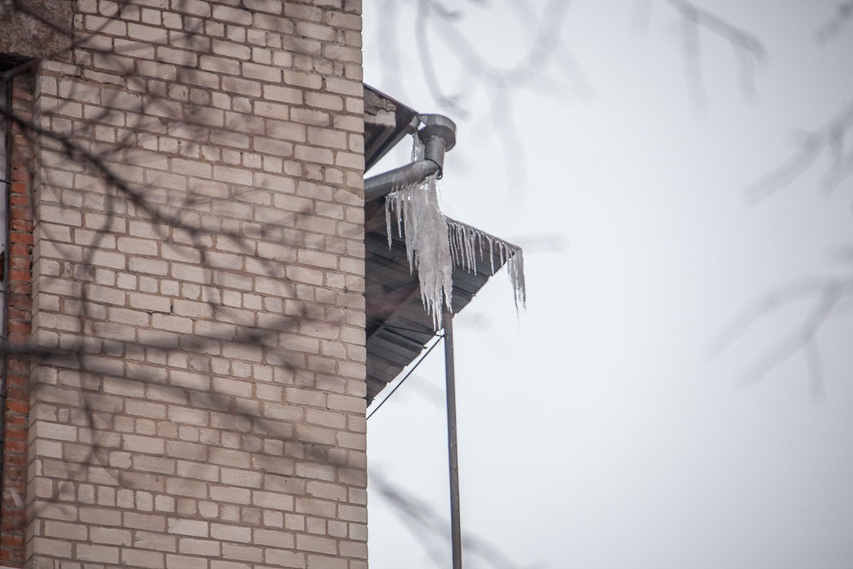 Чаще всего они образовываются над водостоками Чаще всего они образовываются над водостоками
