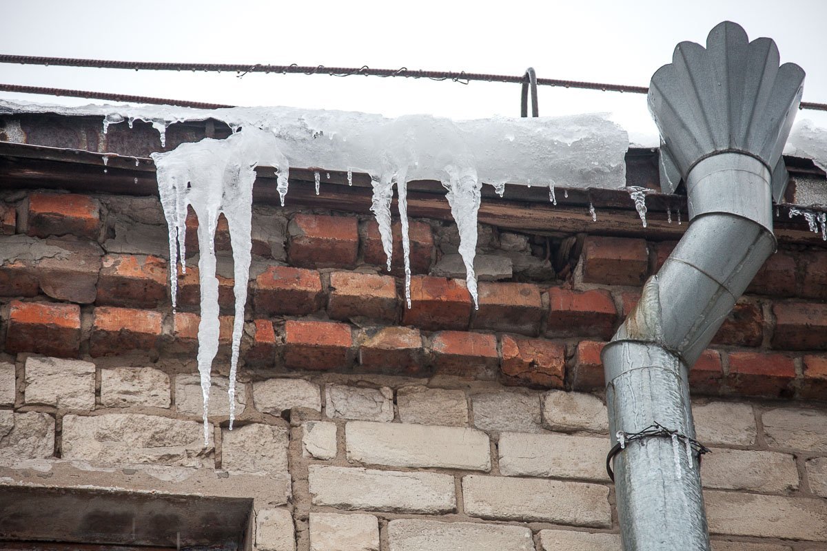 Старайтесь не ходить под крышами домов Старайтесь не ходить под крышами домов