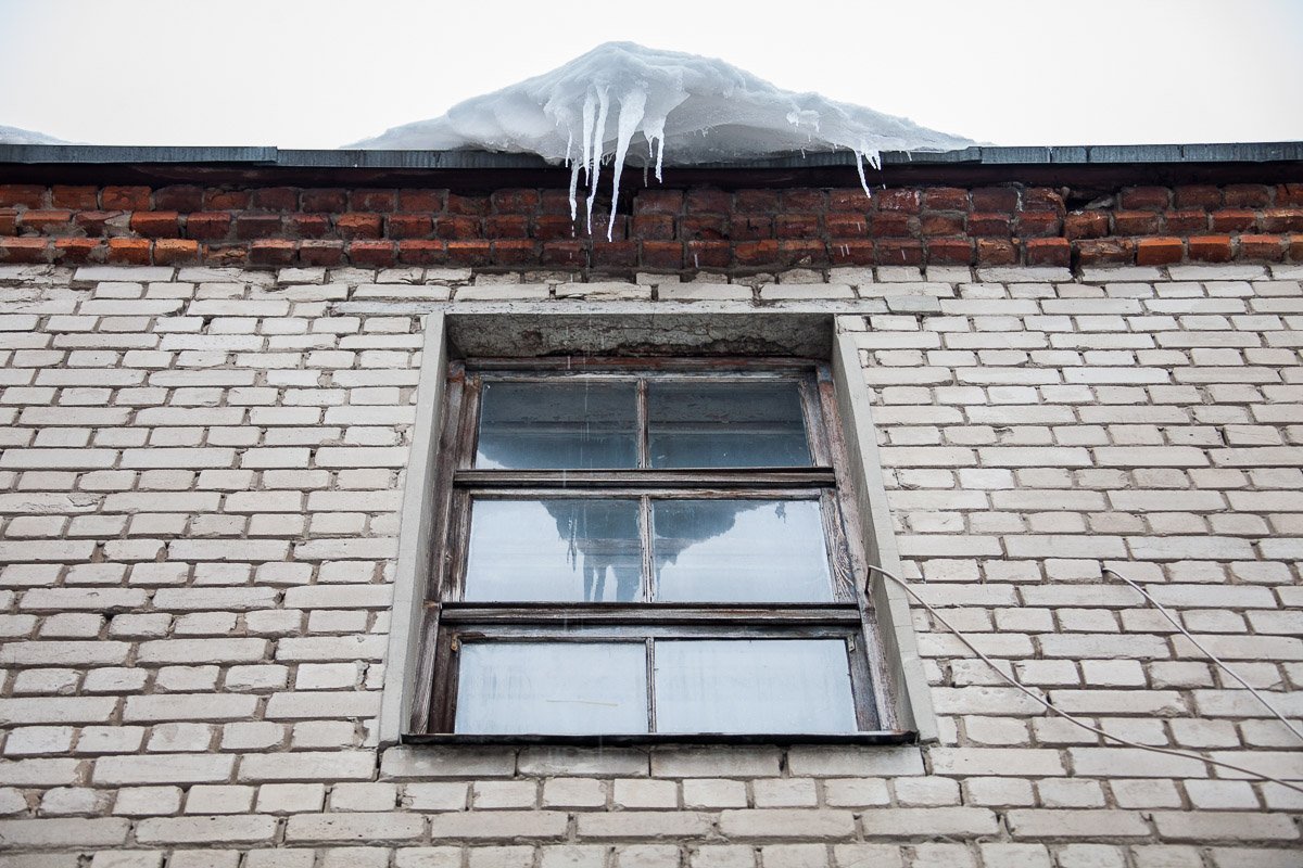 Шагая по тротуару, пытайтесь идти ближе к проезжей части Шагая по тротуару, пытайтесь идти ближе к проезжей части