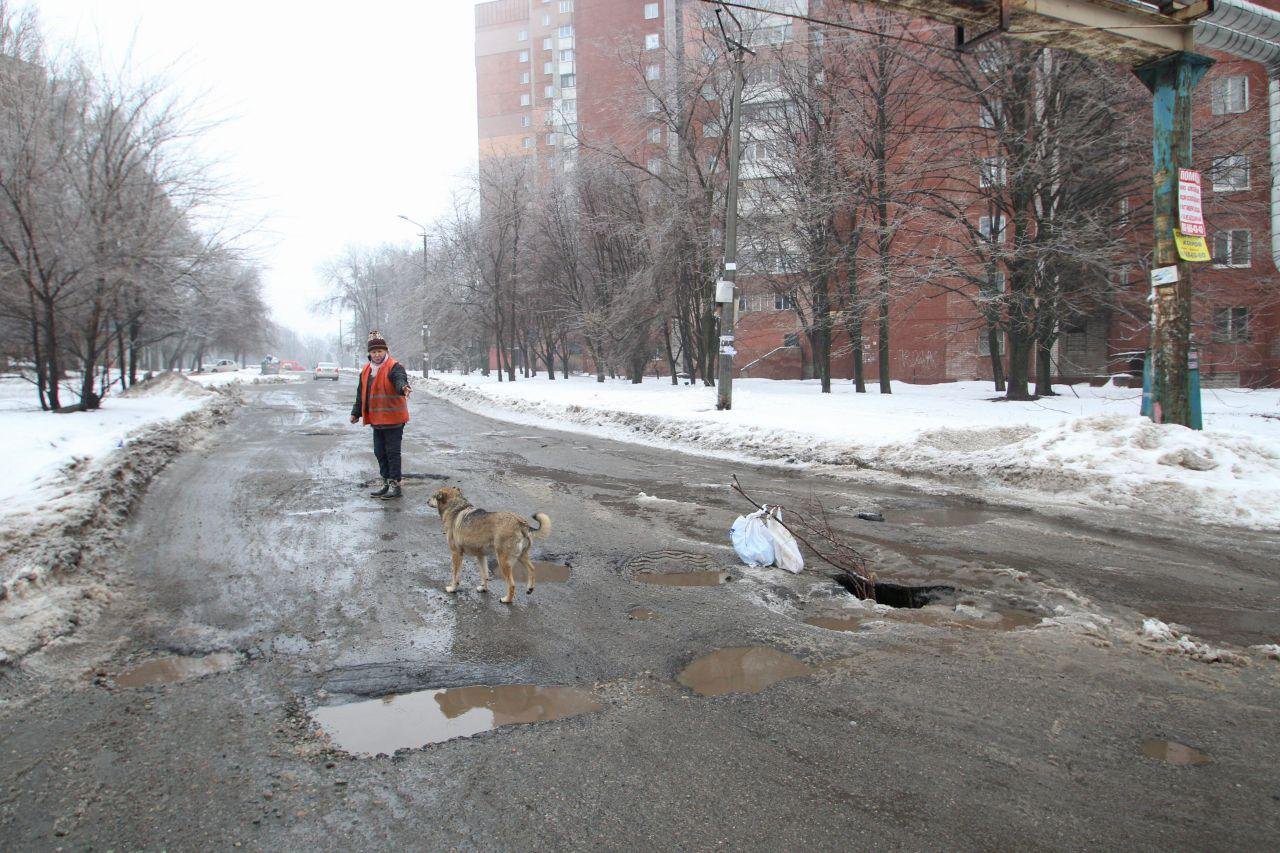 7 марта в Шевченковском районе Днепра провалился асфальт
