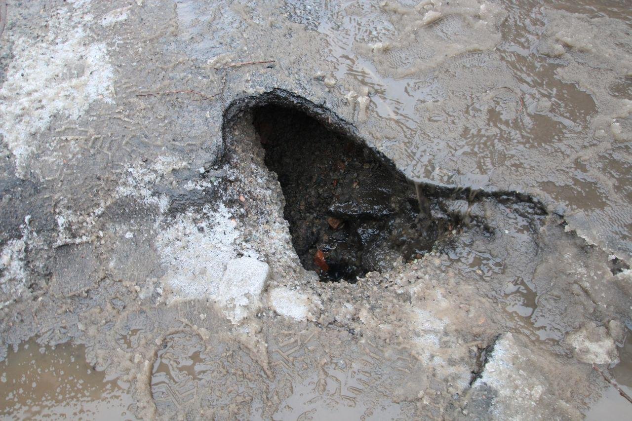 Дорожное покрытие обрушилось на улице Джинчарадзе