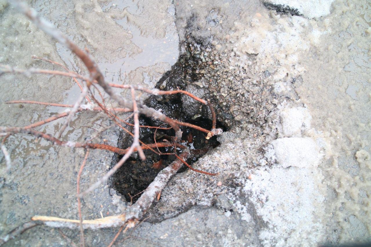 Диаметр ямы относительно небольшой, но даже этого достаточно для того, чтобы повредить автомобиль