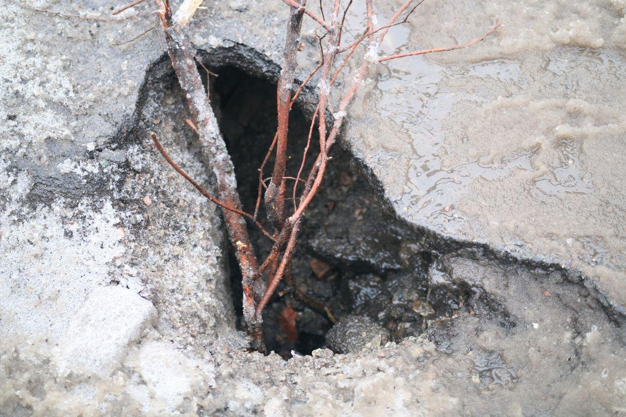 Дыра в асфальте достаточна глубокая