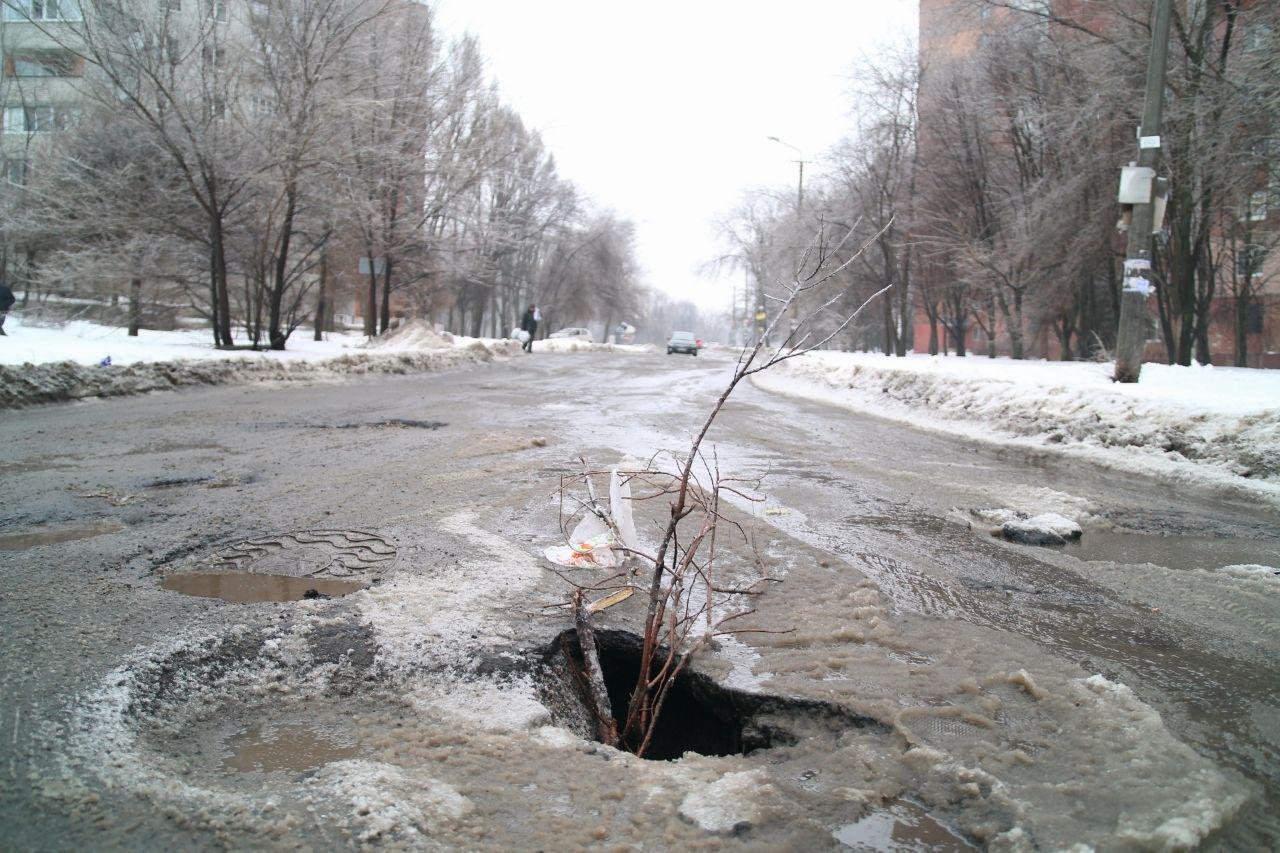 Чтобы привлечь внимание автомобилистов, жители улицы вставили в яму несколько веток